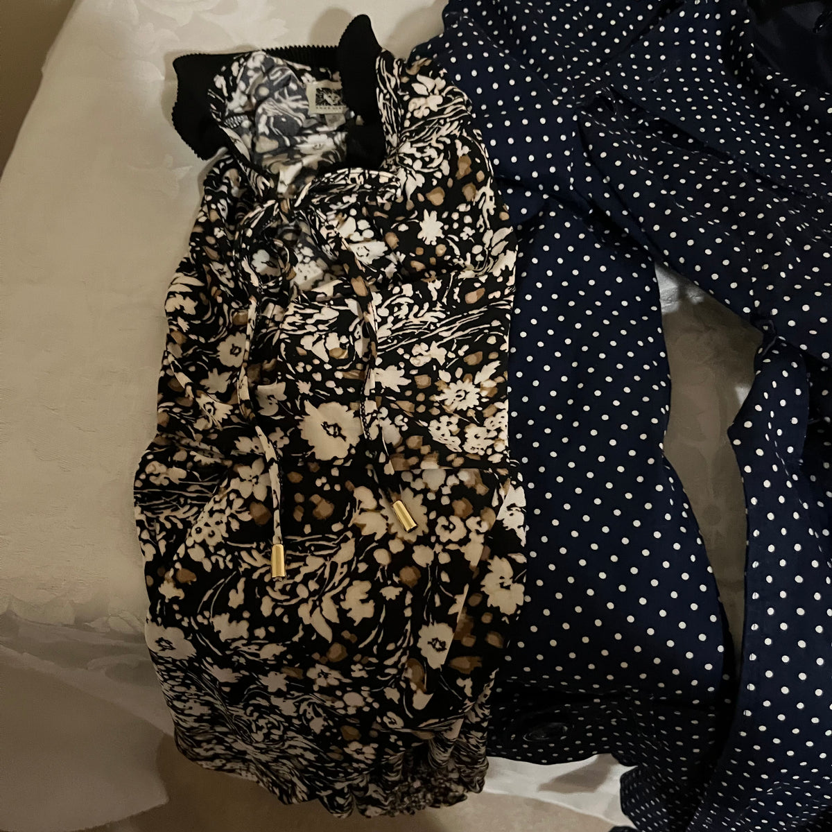 Y354A Size small/xsmall women's clothing grouping (dresser not included)