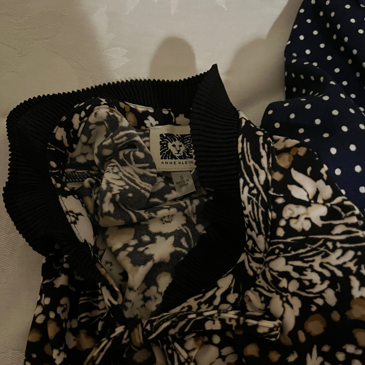 Y354A Size small/xsmall women's clothing grouping (dresser not included)