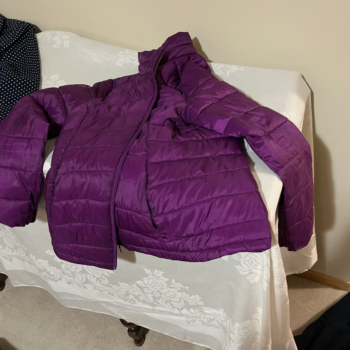 Y354A Size small/xsmall women's clothing grouping (dresser not included)
