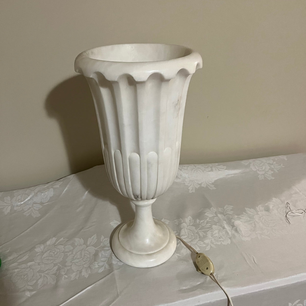 Y359 20" tall vintage Italian alabaster urn lamp (very heavy)