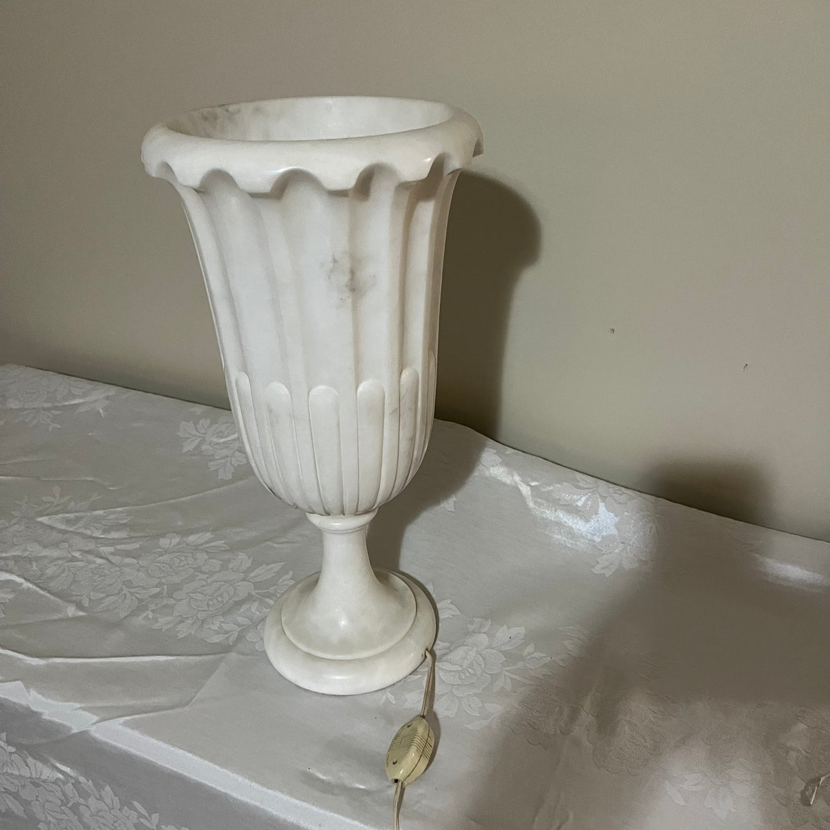 Y359 20" tall vintage Italian alabaster urn lamp (very heavy)