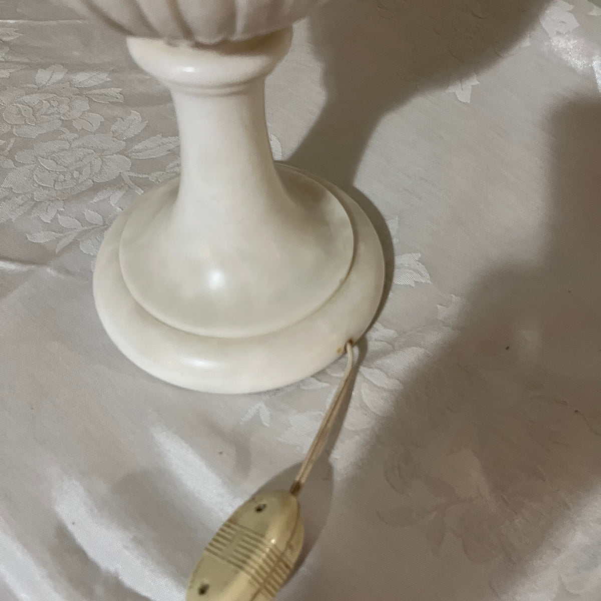 Y359 20" tall vintage Italian alabaster urn lamp (very heavy)