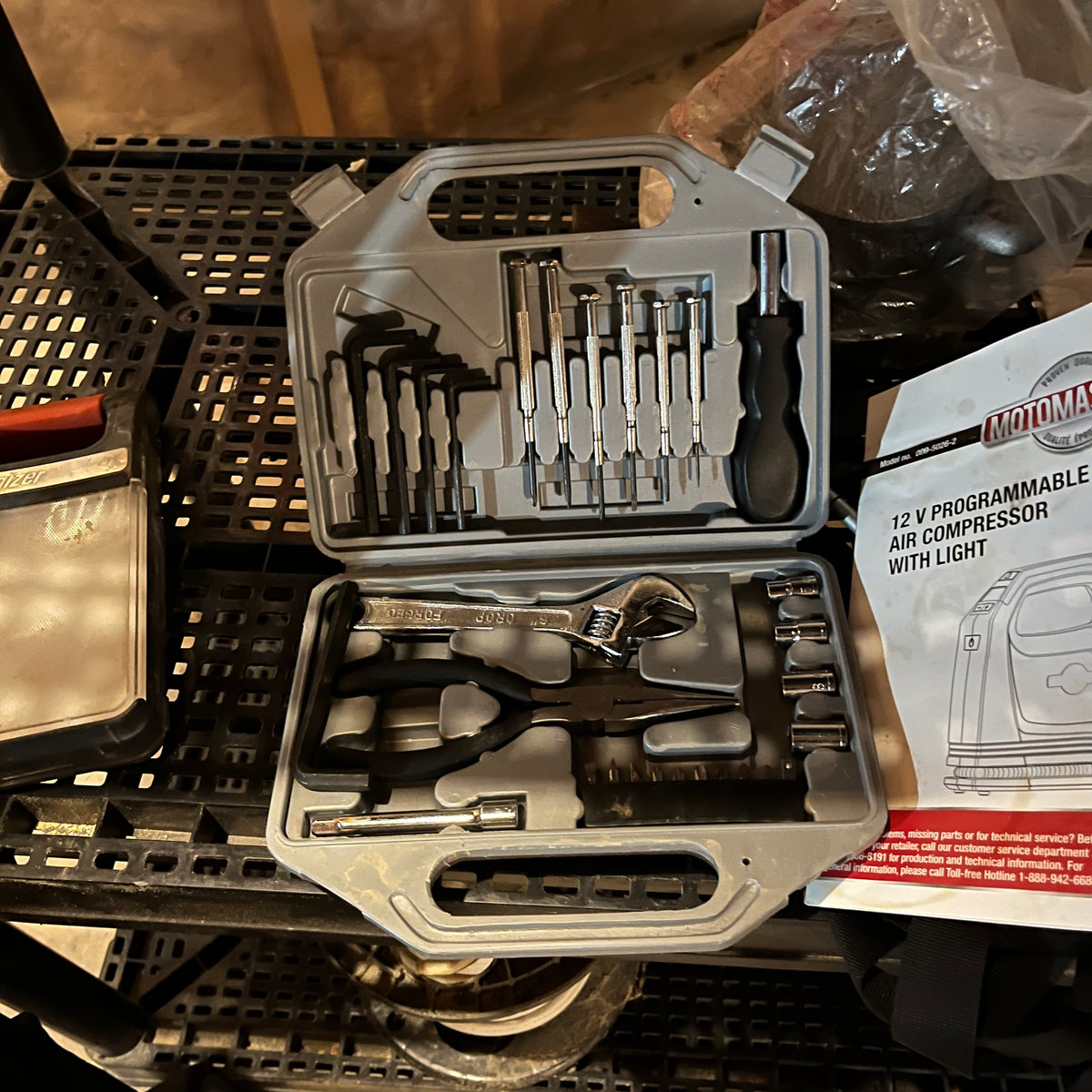 E206 Garage grouping (tool box and more)