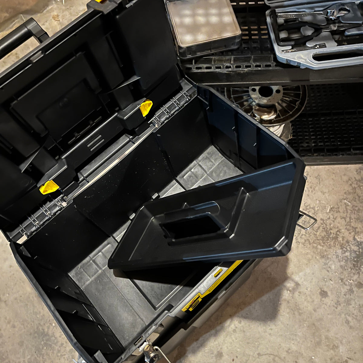 E206 Garage grouping (tool box and more)