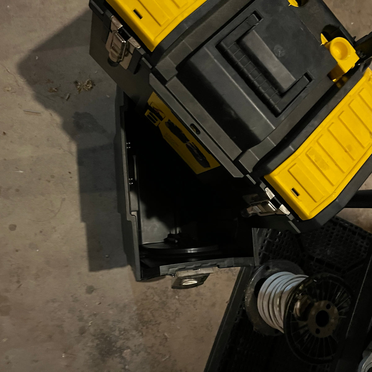 E206 Garage grouping (tool box and more)