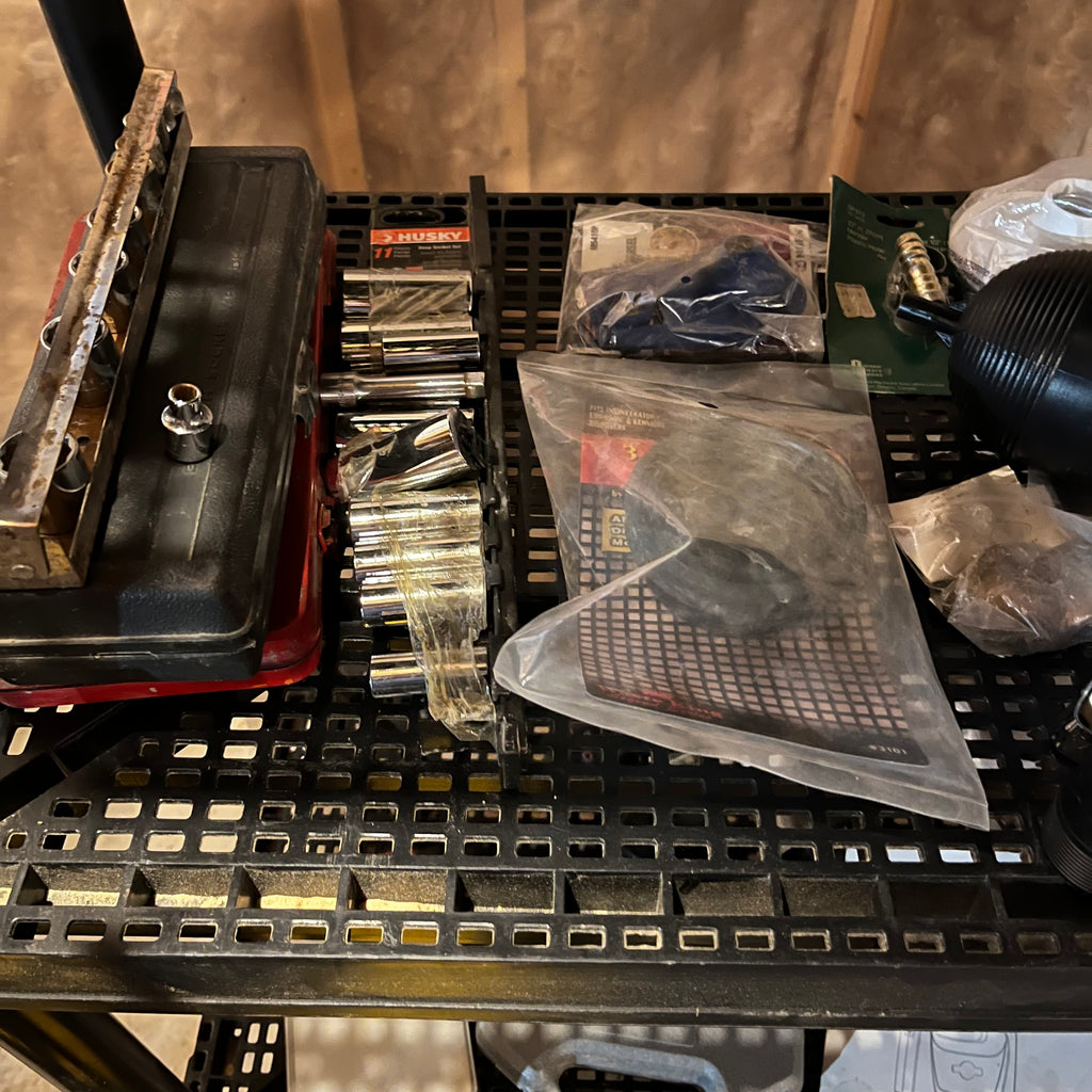 E206 Garage grouping (tool box and more)