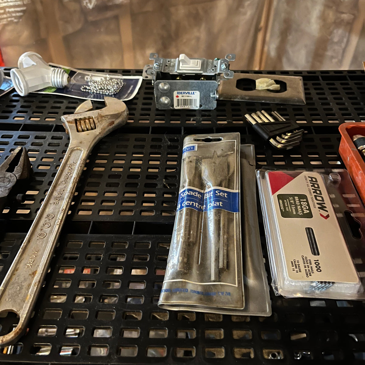E206 Garage grouping (tool box and more)