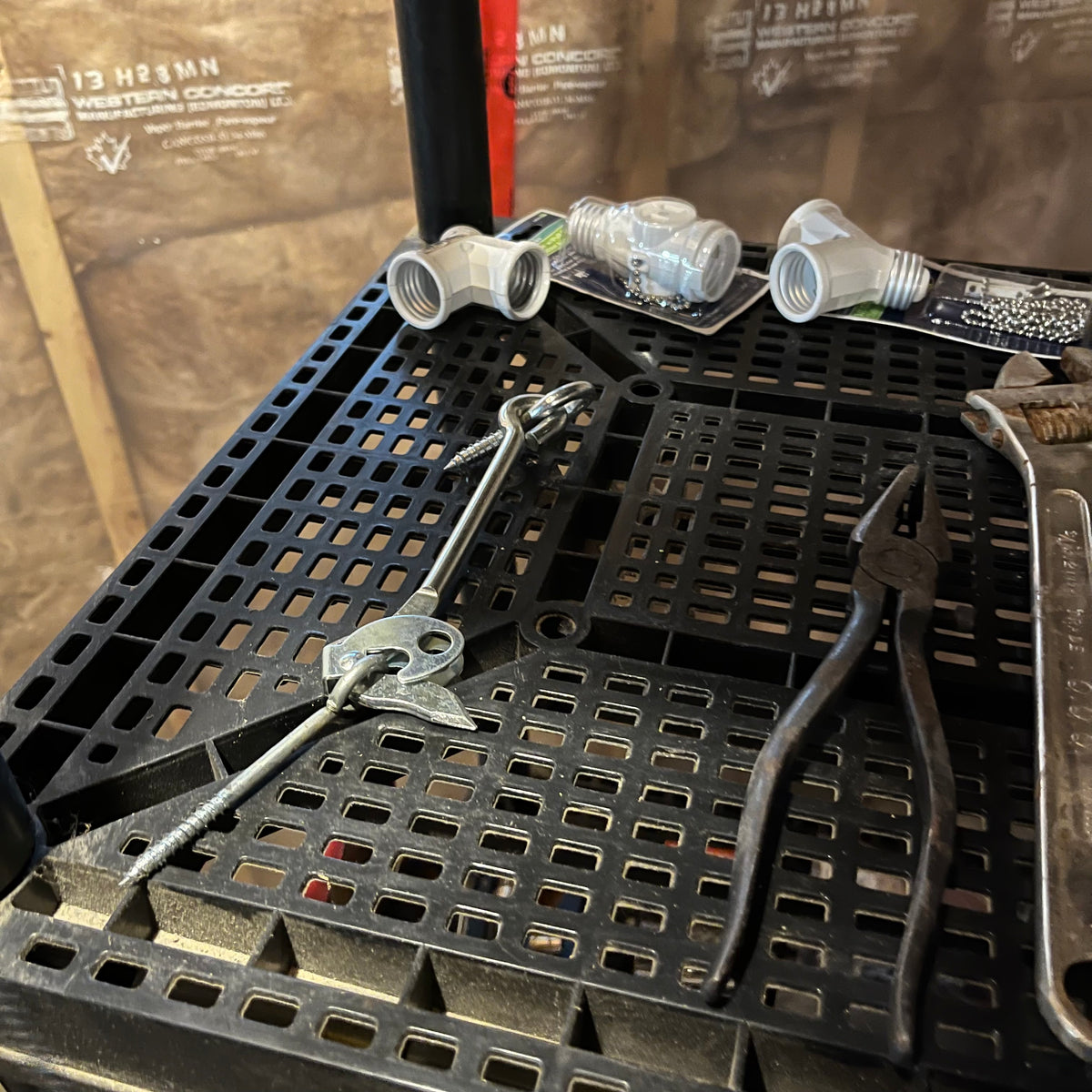 E206 Garage grouping (tool box and more)