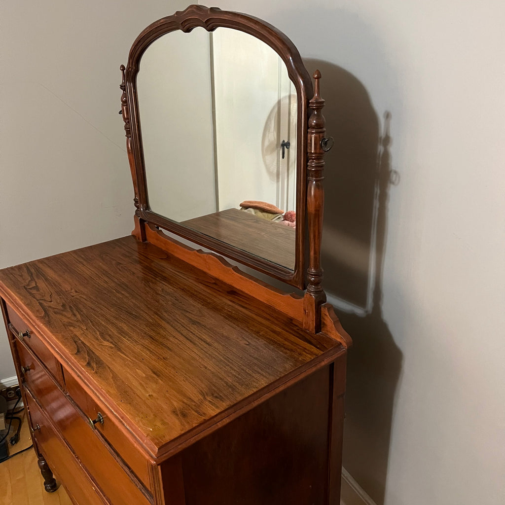 E333 Antique 4 drawer dresser with mirror (35" x 40" x 20")