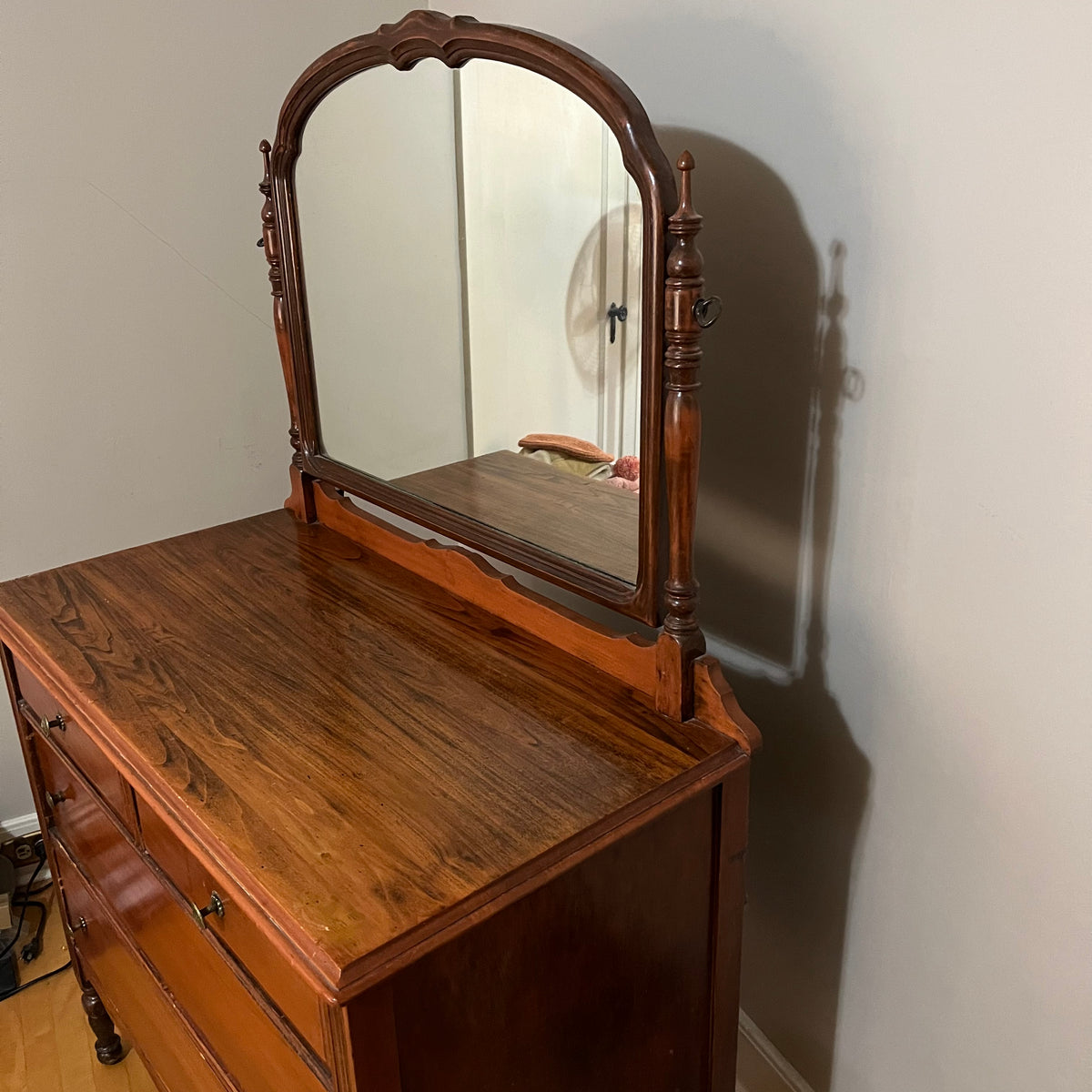 E333 Antique 4 drawer dresser with mirror (35" x 40" x 20")