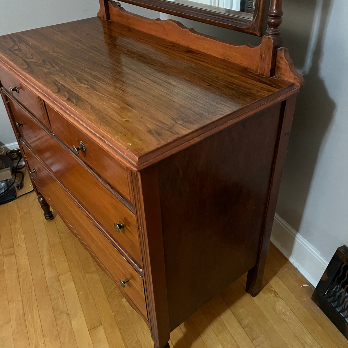 E333 Antique 4 drawer dresser with mirror (35" x 40" x 20")
