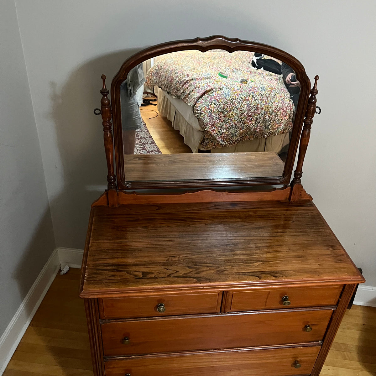 E333 Antique 4 drawer dresser with mirror (35" x 40" x 20")