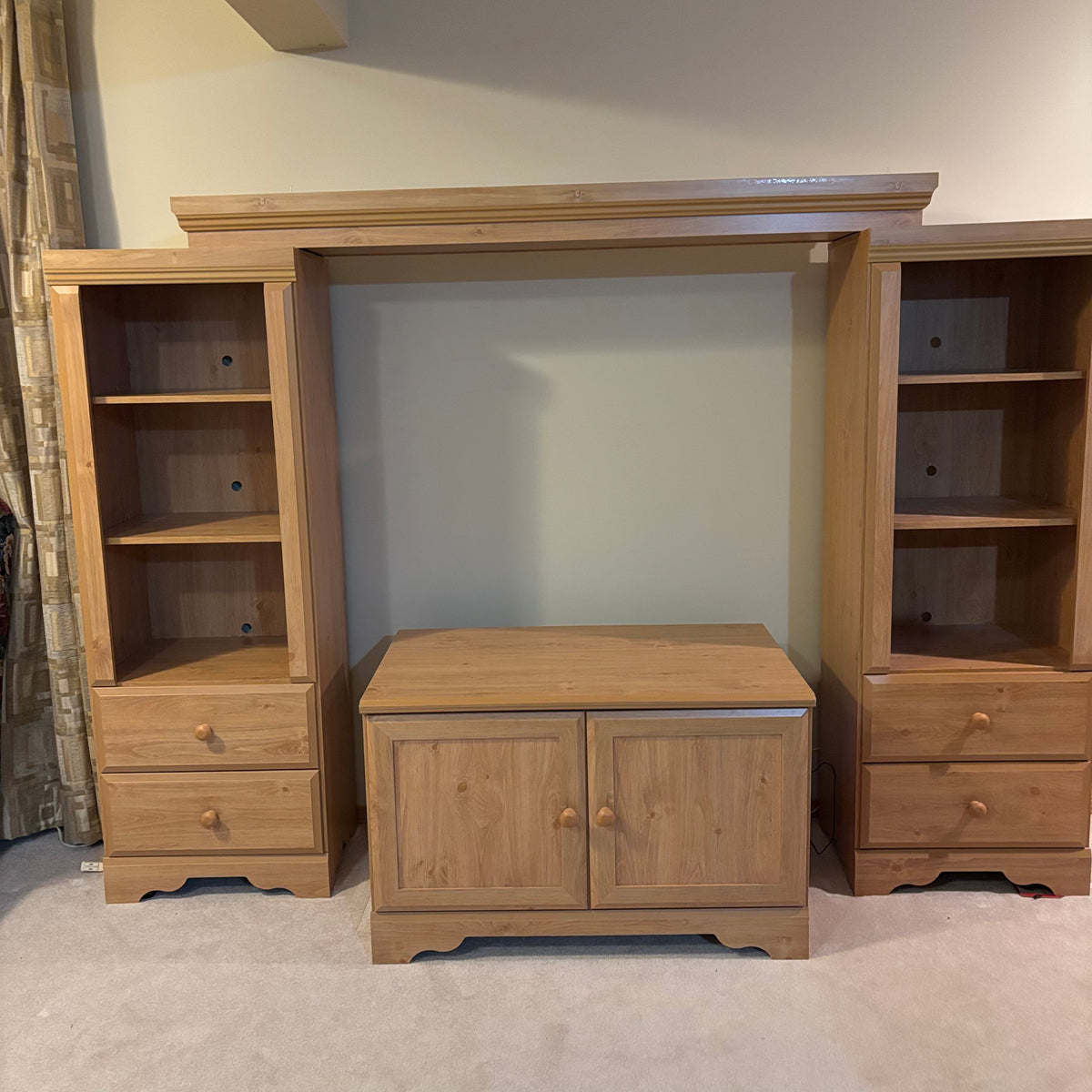 Y126 4 Piece Pine entertainment centre