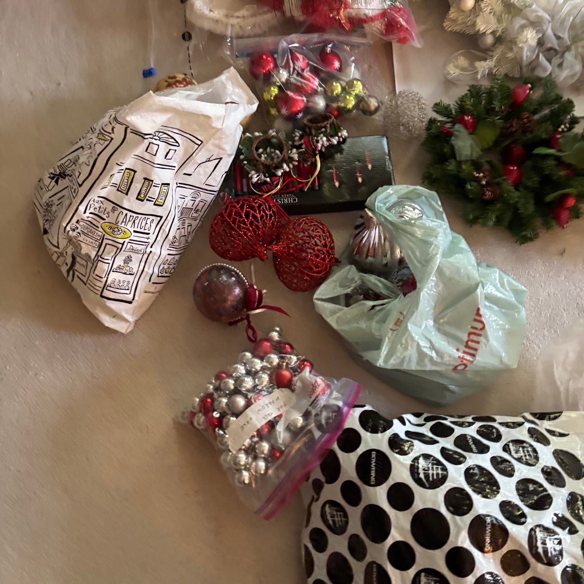 Y134 Christmas Grouping (wreath and more)