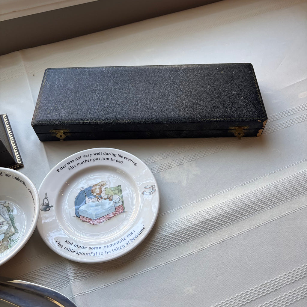 Y143 Vintage Collectibles Grouping (knife set and more)
