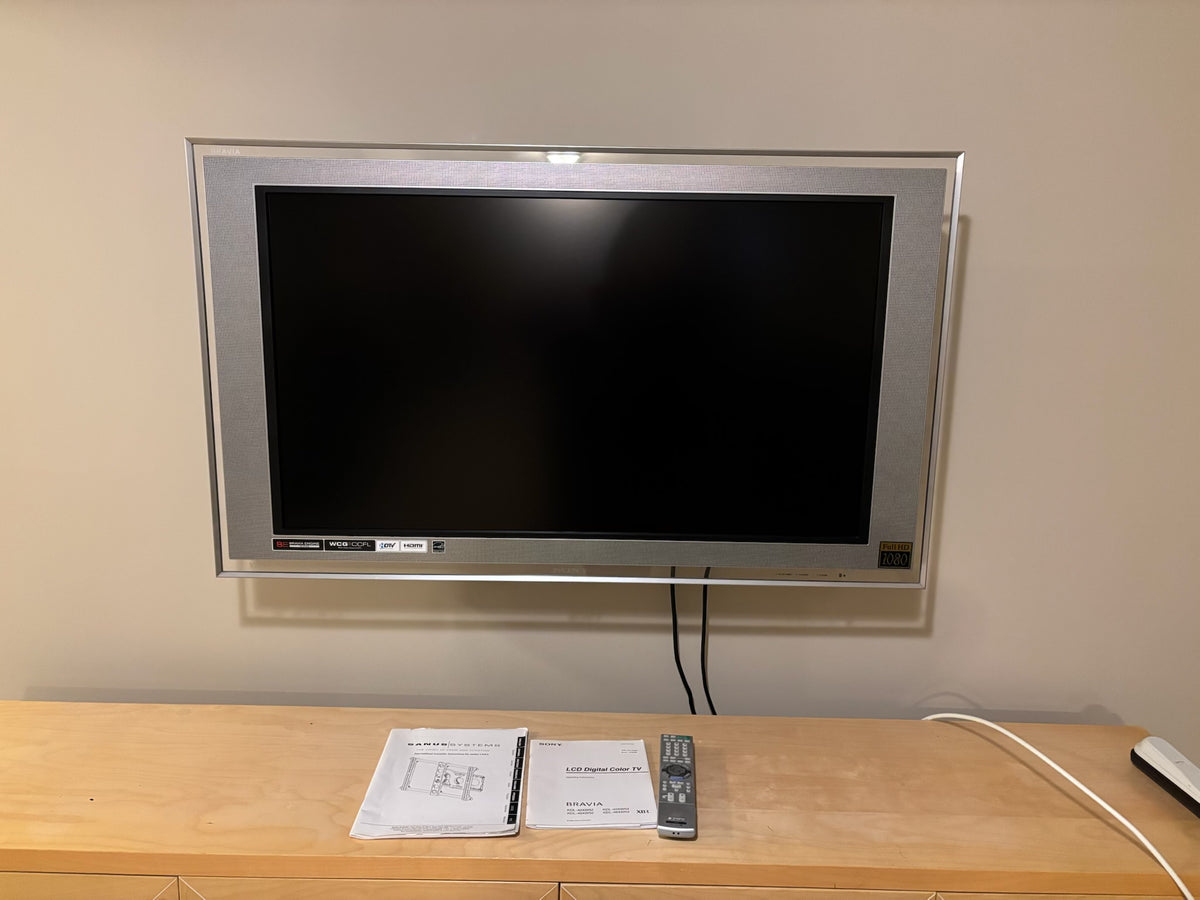 B200 Sony  40" Bravia KDL-40XBR2 LCD and wallmount