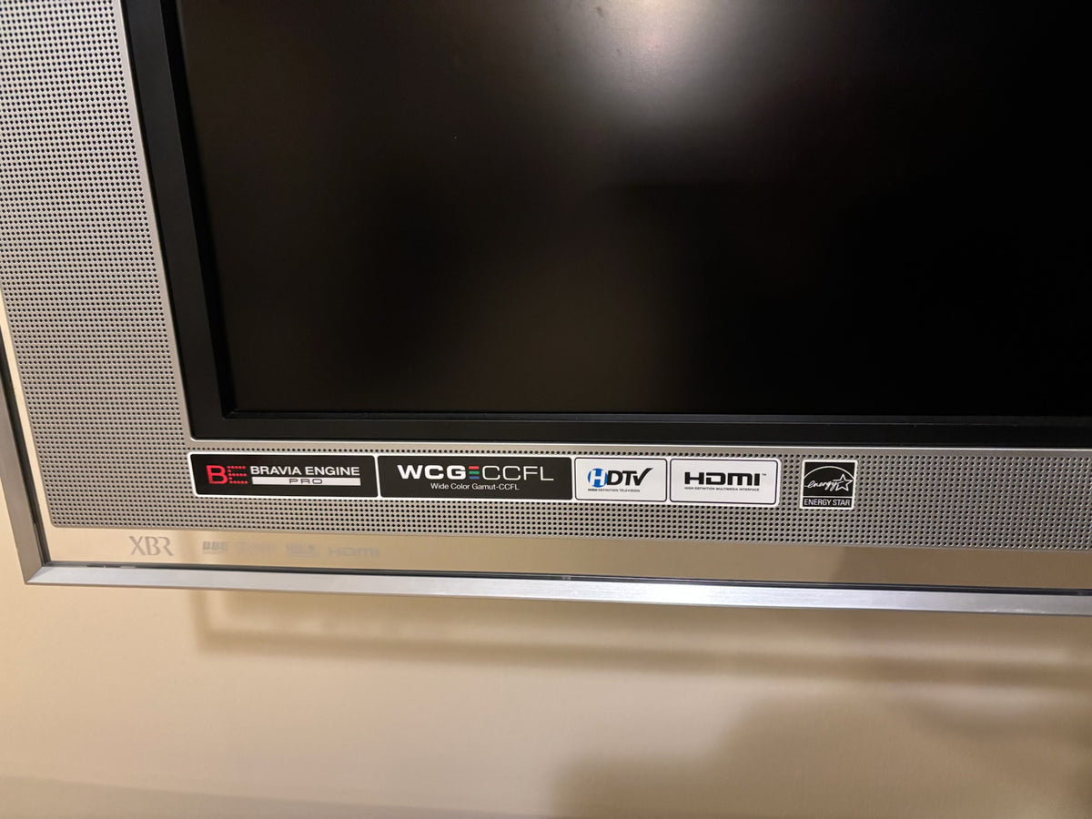 B200 Sony  40" Bravia KDL-40XBR2 LCD and wallmount