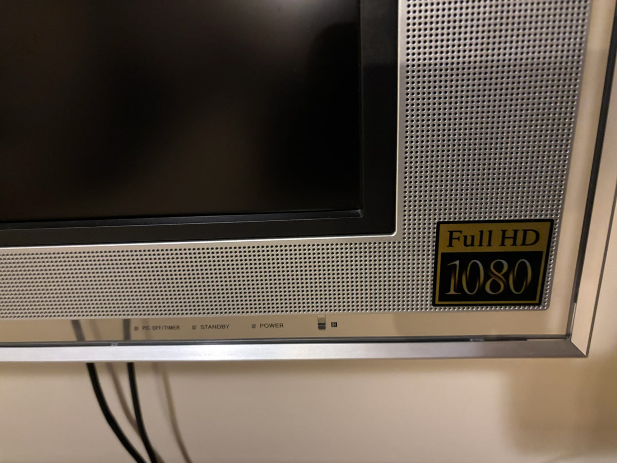 B200 Sony  40" Bravia KDL-40XBR2 LCD and wallmount