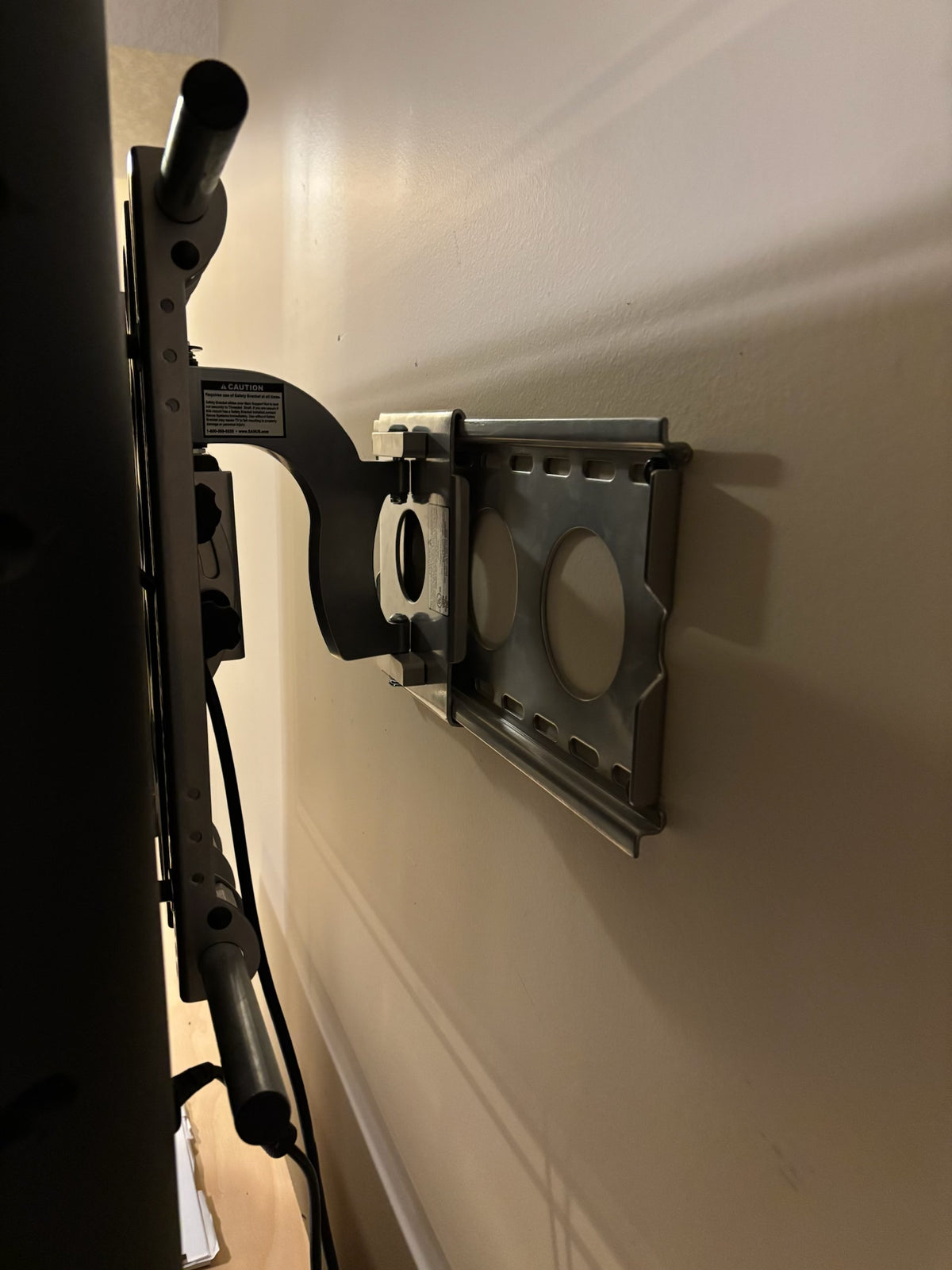 B200 Sony  40" Bravia KDL-40XBR2 LCD and wallmount