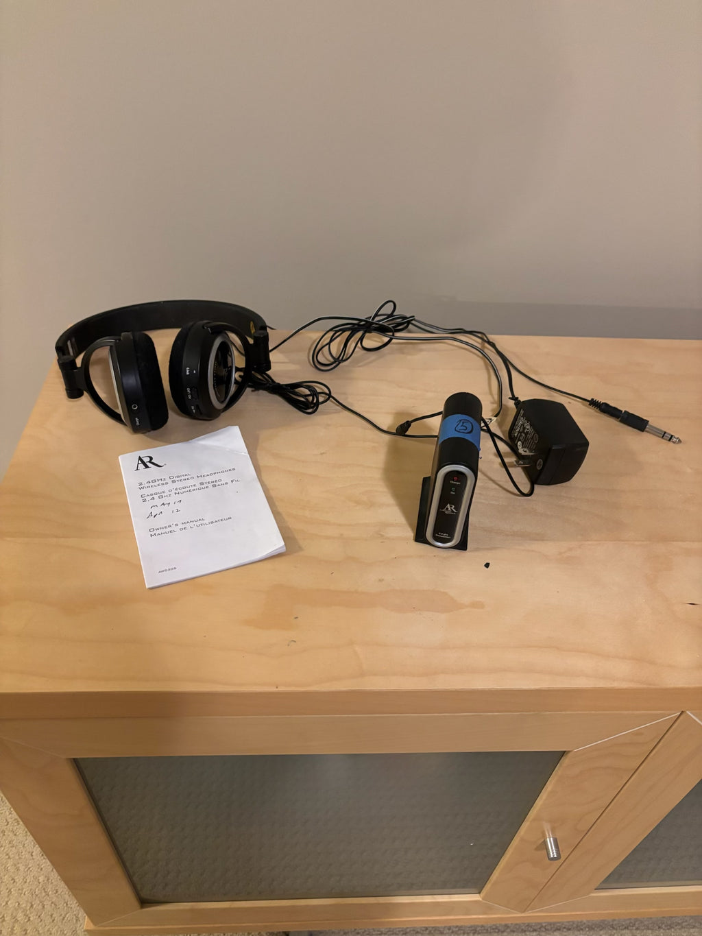 B204 AR (Acoustic Research) 2.4GHz wireless headphones