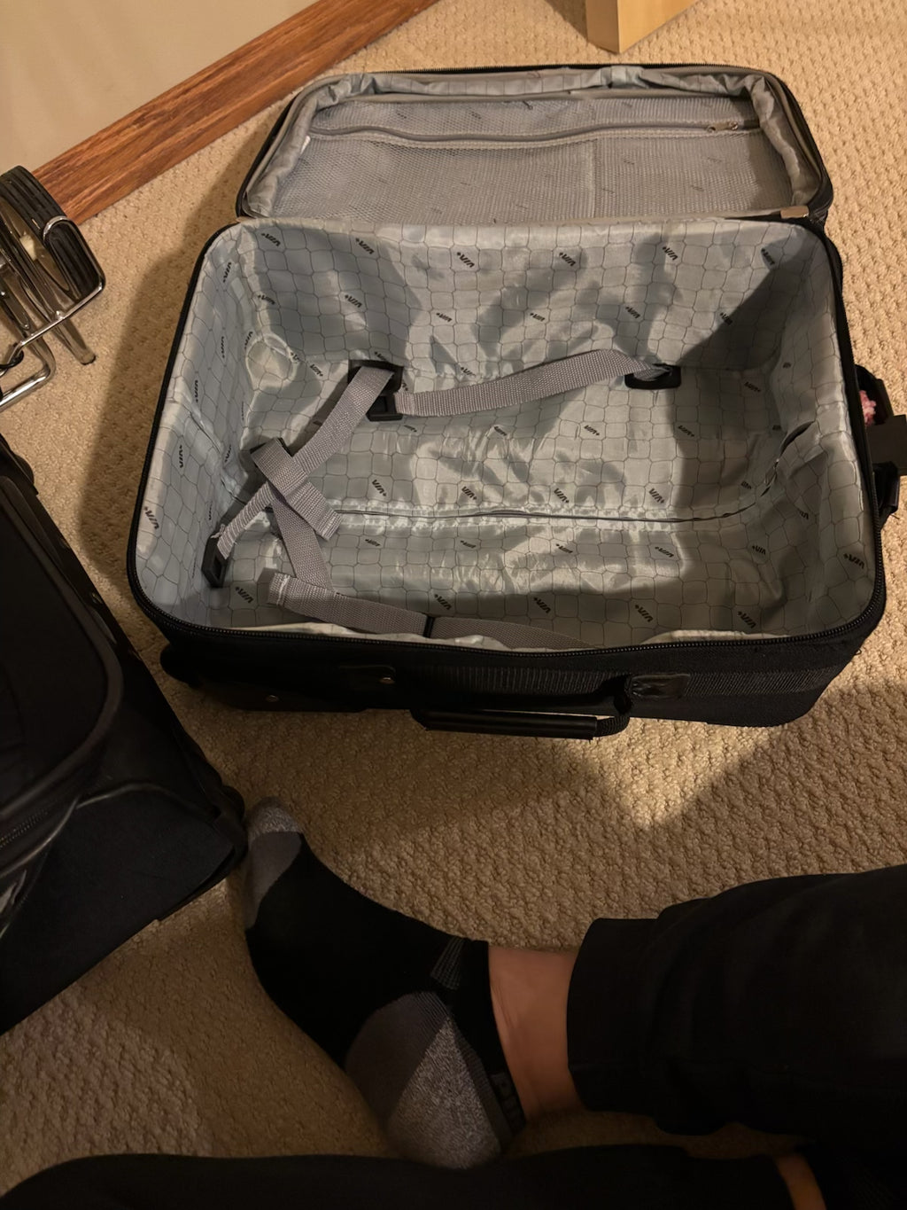 B207 3 Piece luggage grouping with metal trolley