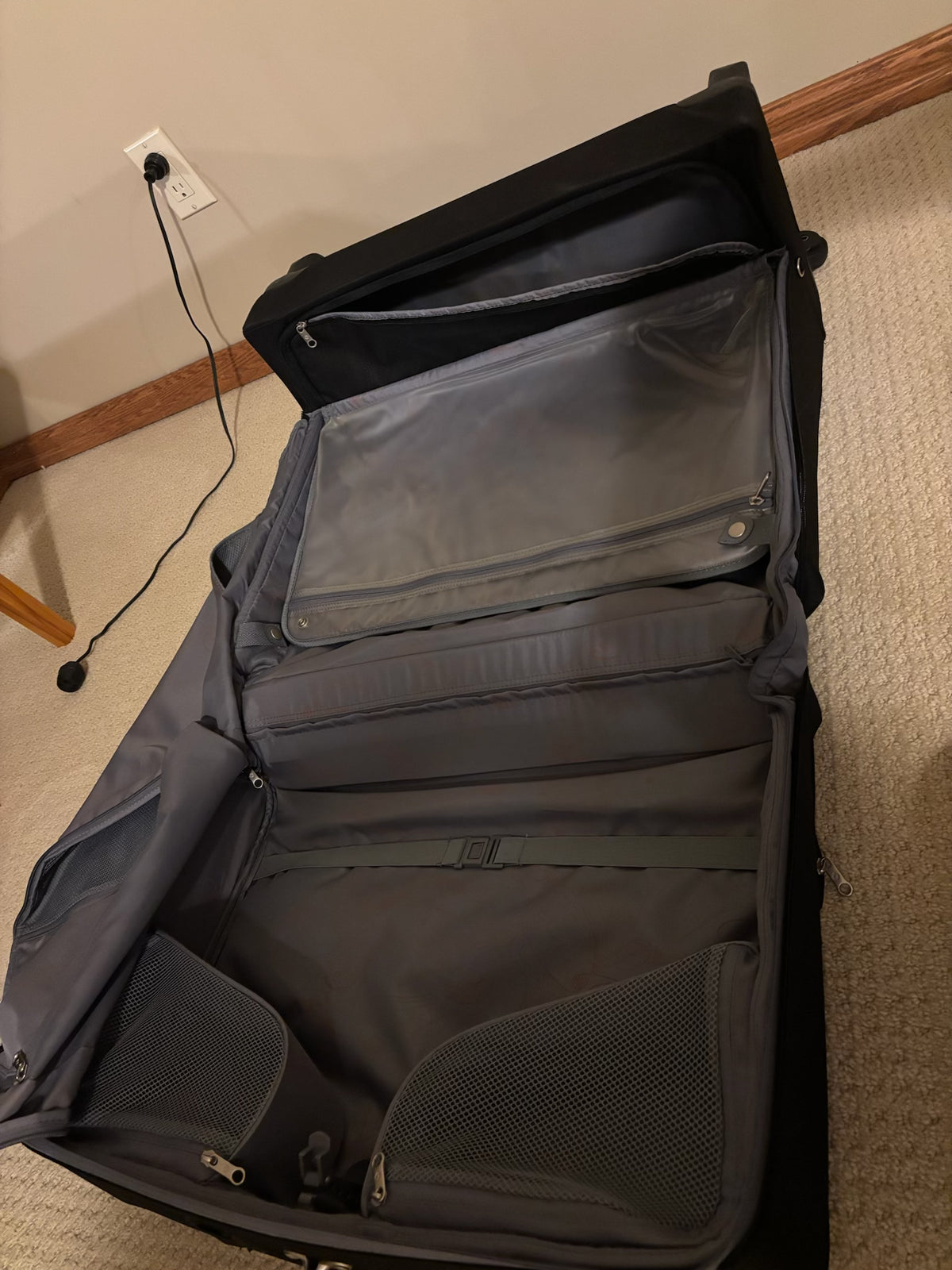 B207 3 Piece luggage grouping with metal trolley