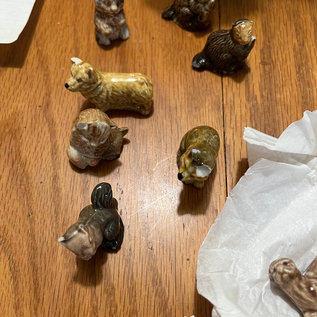 B309 Vintage Wade figurines grouping