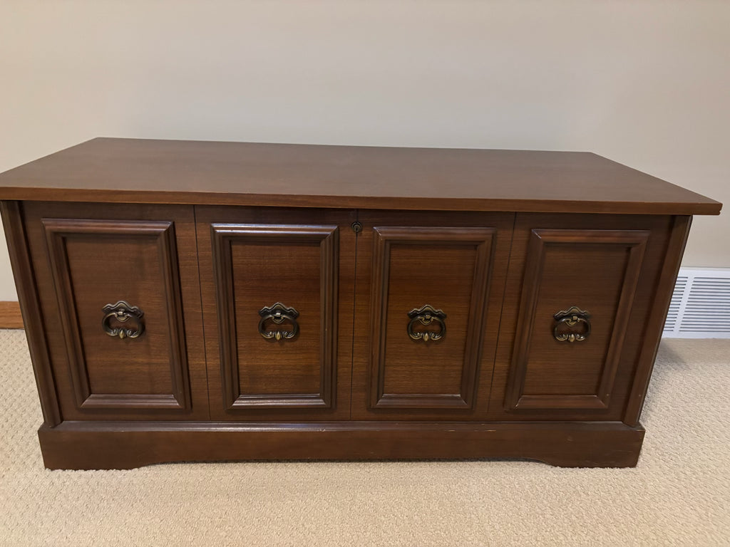 B222 Huppe Caprice vintage solid wood storage chest (18.5” x 40” x 17”)