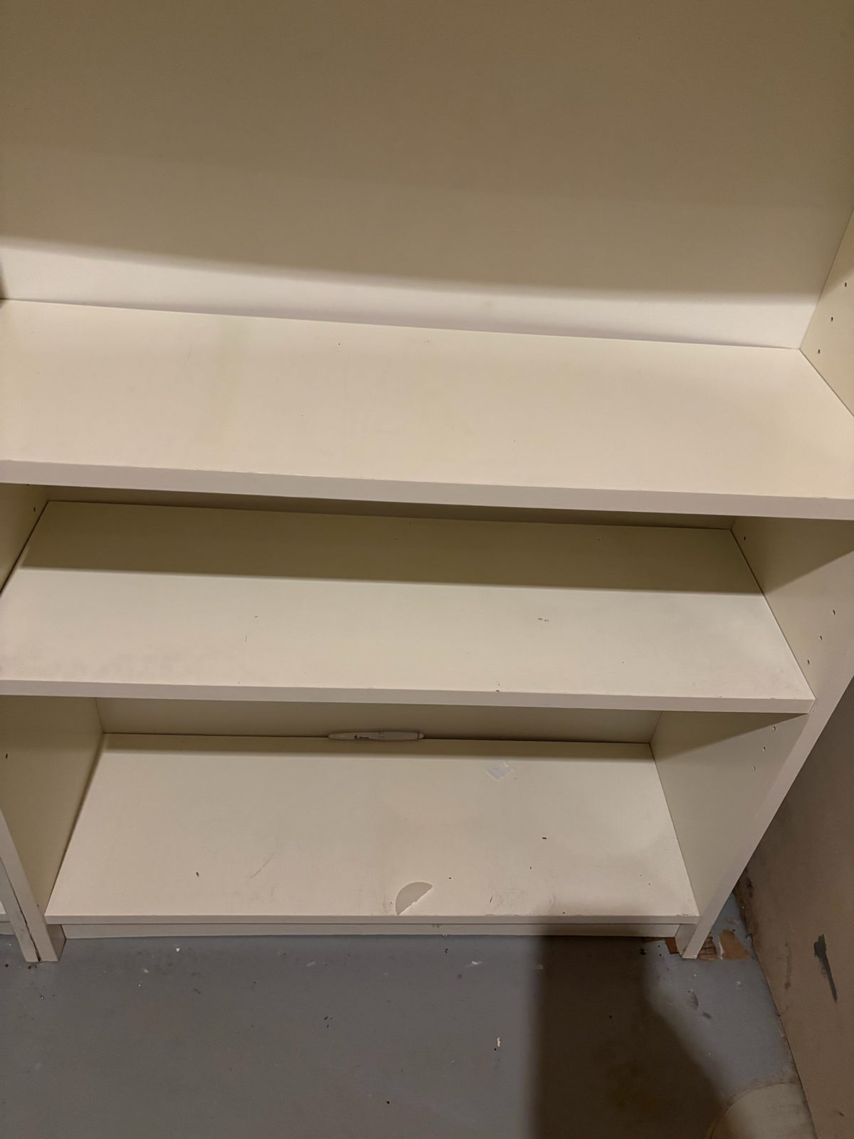 B224 Vintage white wooden bookshelf (79.5” x 31.5” x 10”)