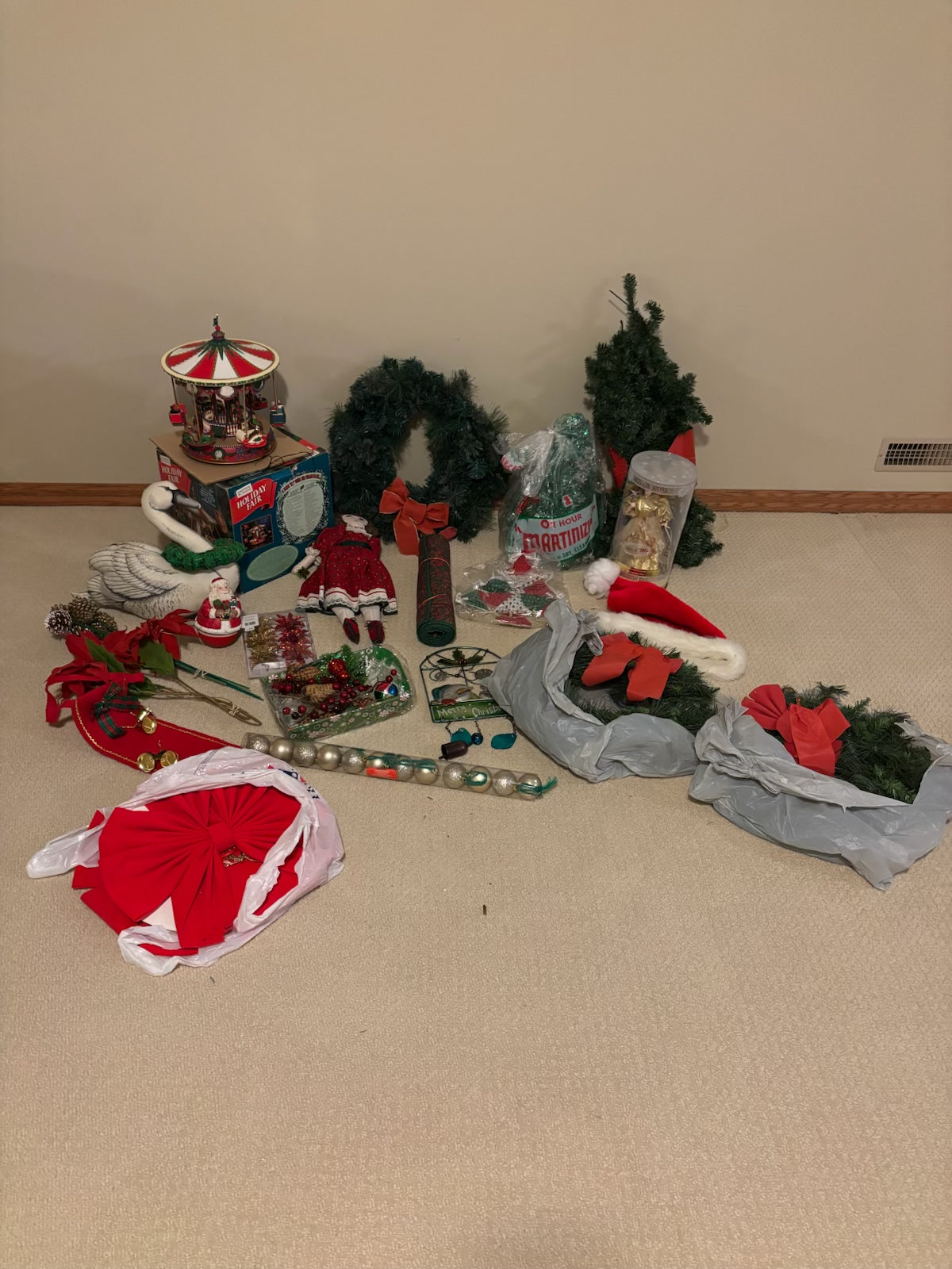 B229 Christmas Grouping (wreath and more)