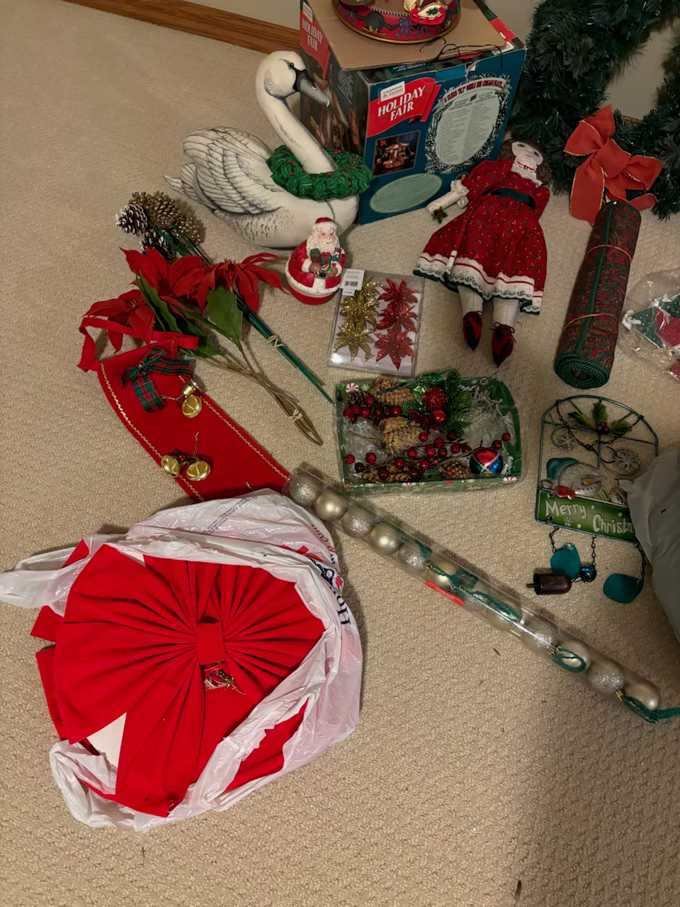 B229 Christmas Grouping (wreath and more)