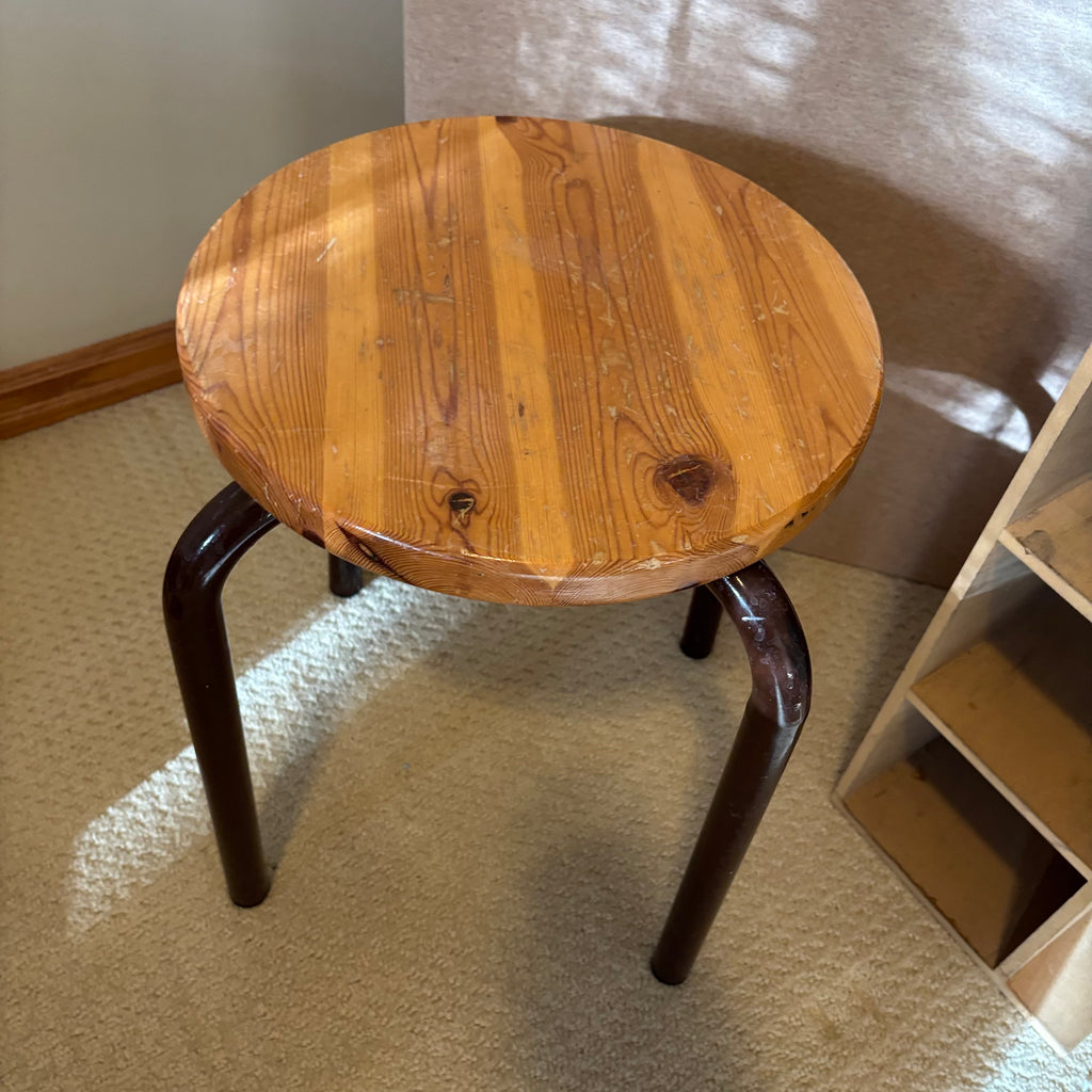 B116 Home Grouping (display stands with solid wood tops and more)