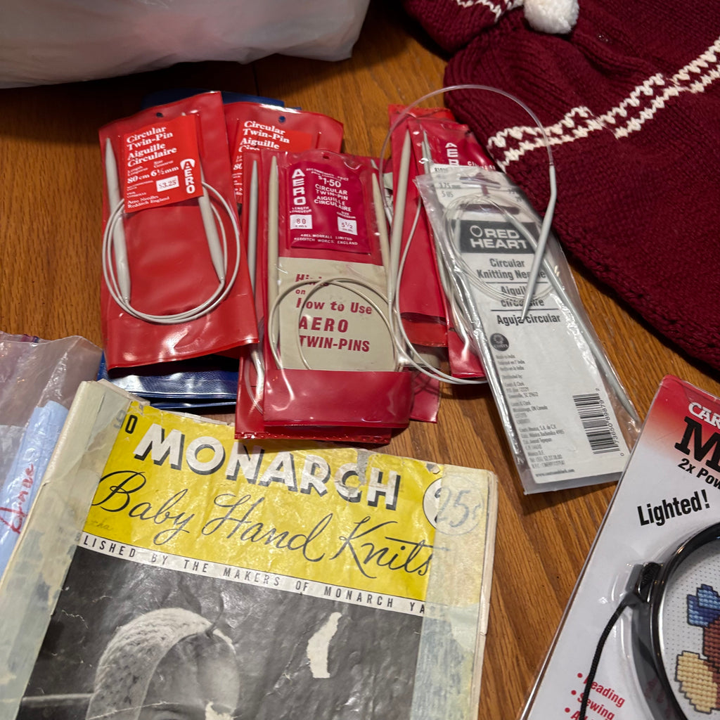 B118 Knitting Grouping (patterns and more) *** ITEMS DISPLAYED ON TABLE TOP ONLY