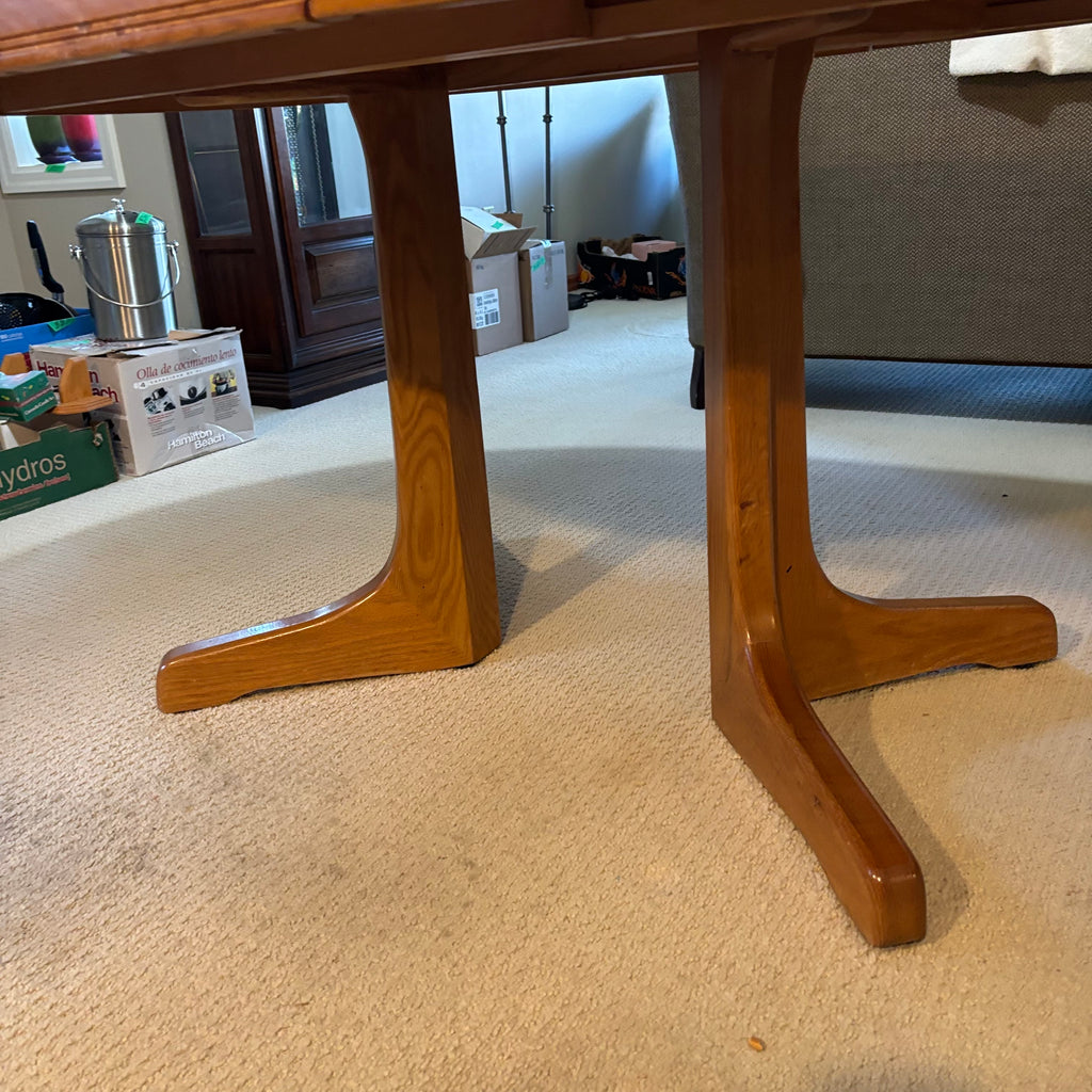 B119 Vintage solid wood oval kitchen table (53" x 42" x 30") ***some wear on top, pictured with leaf