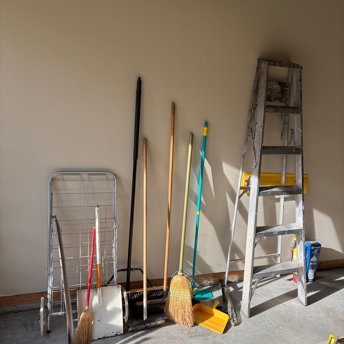 B122 Garage Grouping (step ladder and more)