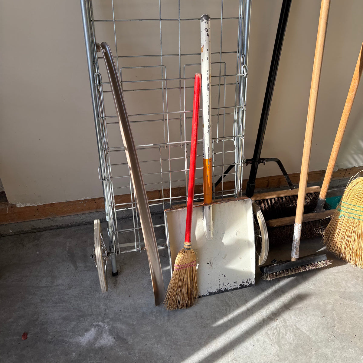 B122 Garage Grouping (step ladder and more)
