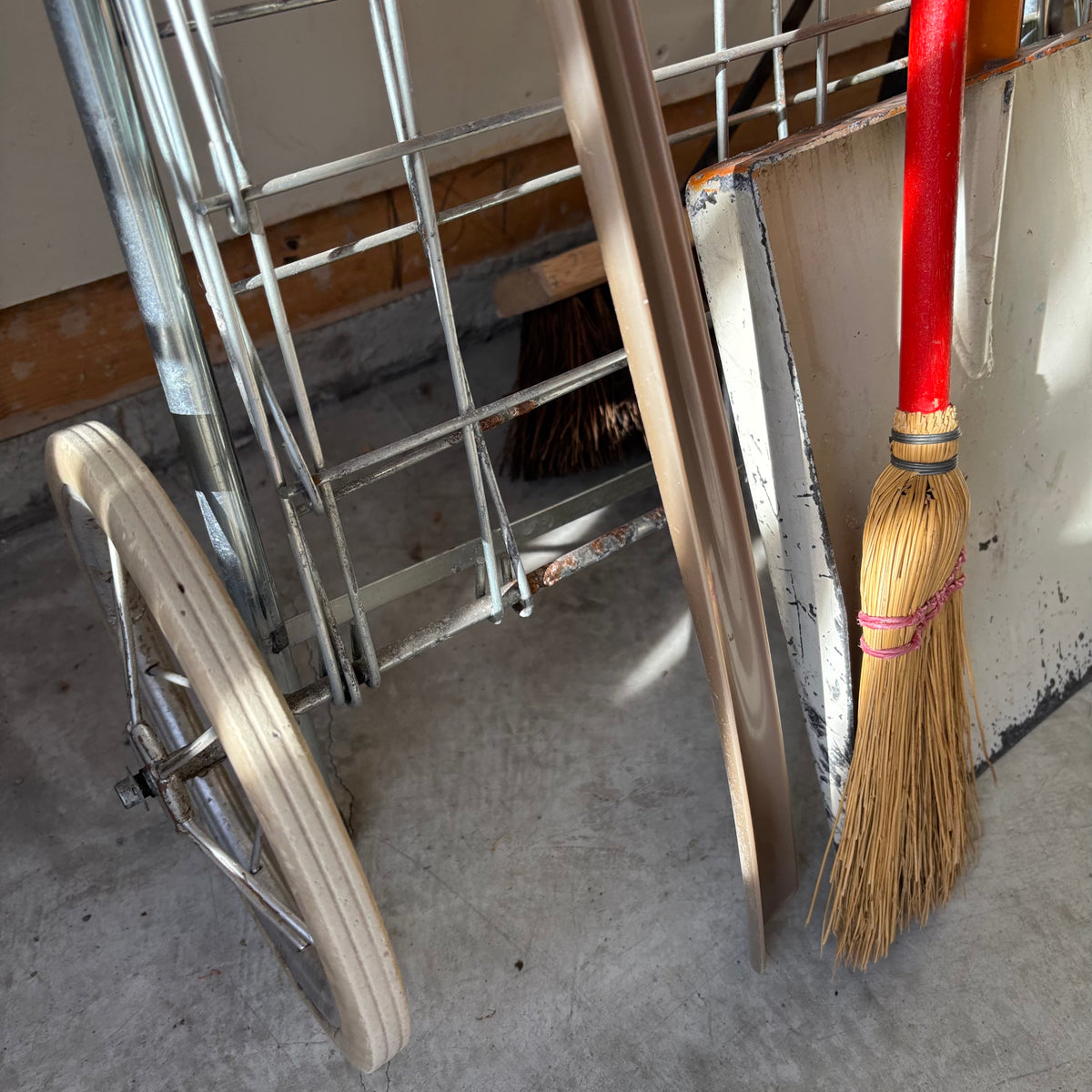 B122 Garage Grouping (step ladder and more)