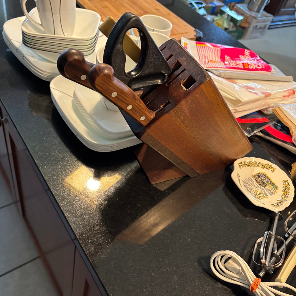B129 Kitchen Grouping (cutting board and more)***items on counter top ONLY