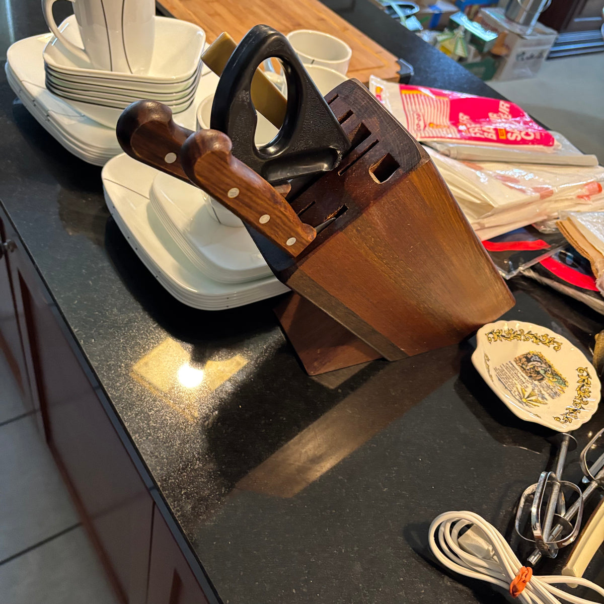 B129 Kitchen Grouping (cutting board and more)***items on counter top ONLY