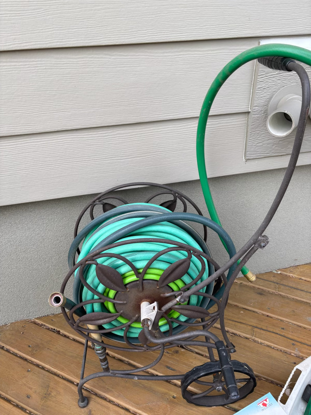 D207 Garden Grouping (hose reel with leaves and more)
