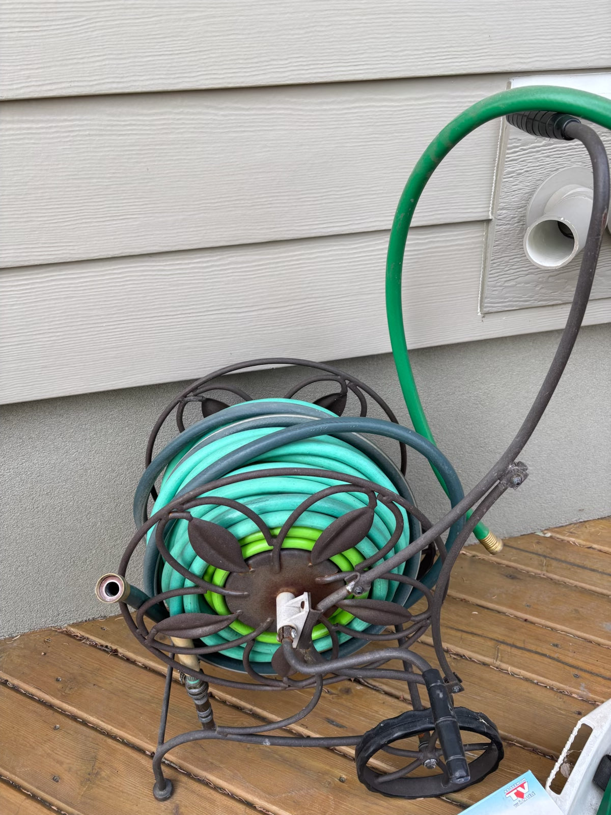 D207 Garden Grouping (hose reel with leaves and more)