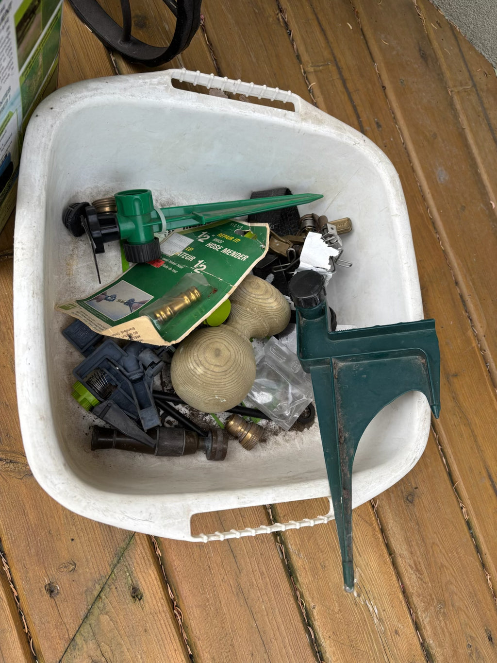 D207 Garden Grouping (hose reel with leaves and more)