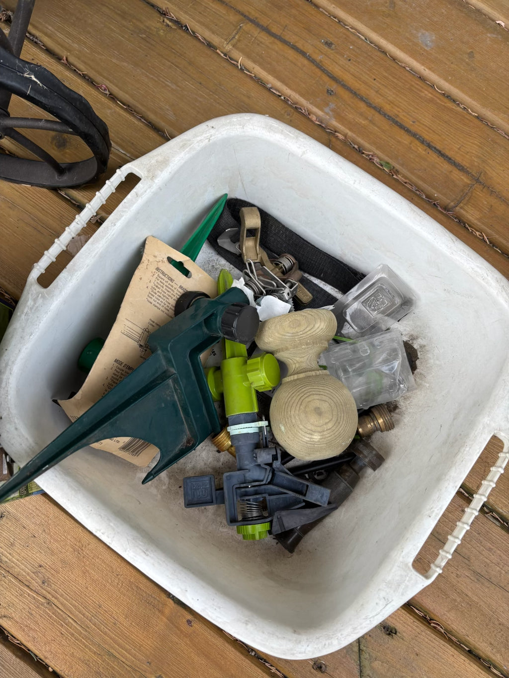 D207 Garden Grouping (hose reel with leaves and more)