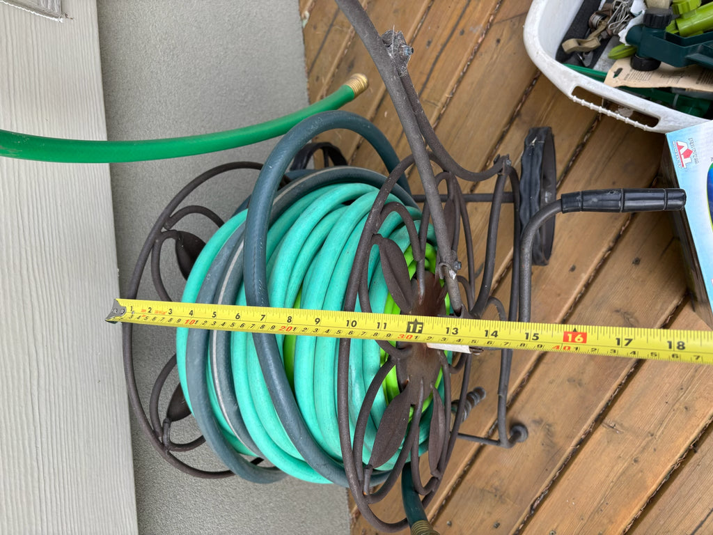 D207 Garden Grouping (hose reel with leaves and more)