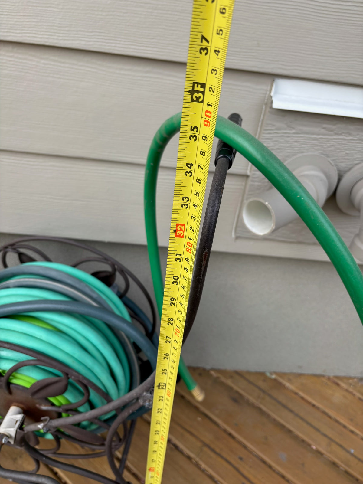 D207 Garden Grouping (hose reel with leaves and more)