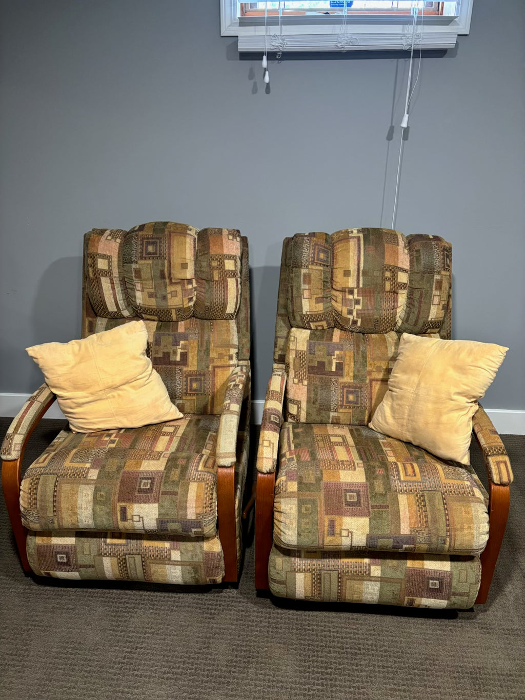 D211 Set of 2 vintage La-z-y Boy fabric recliners