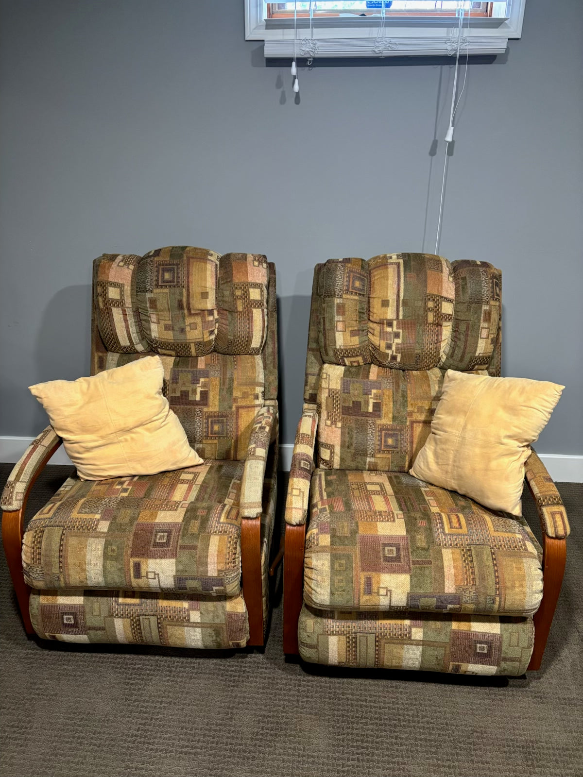 D211 Set of 2 vintage La-z-y Boy fabric recliners