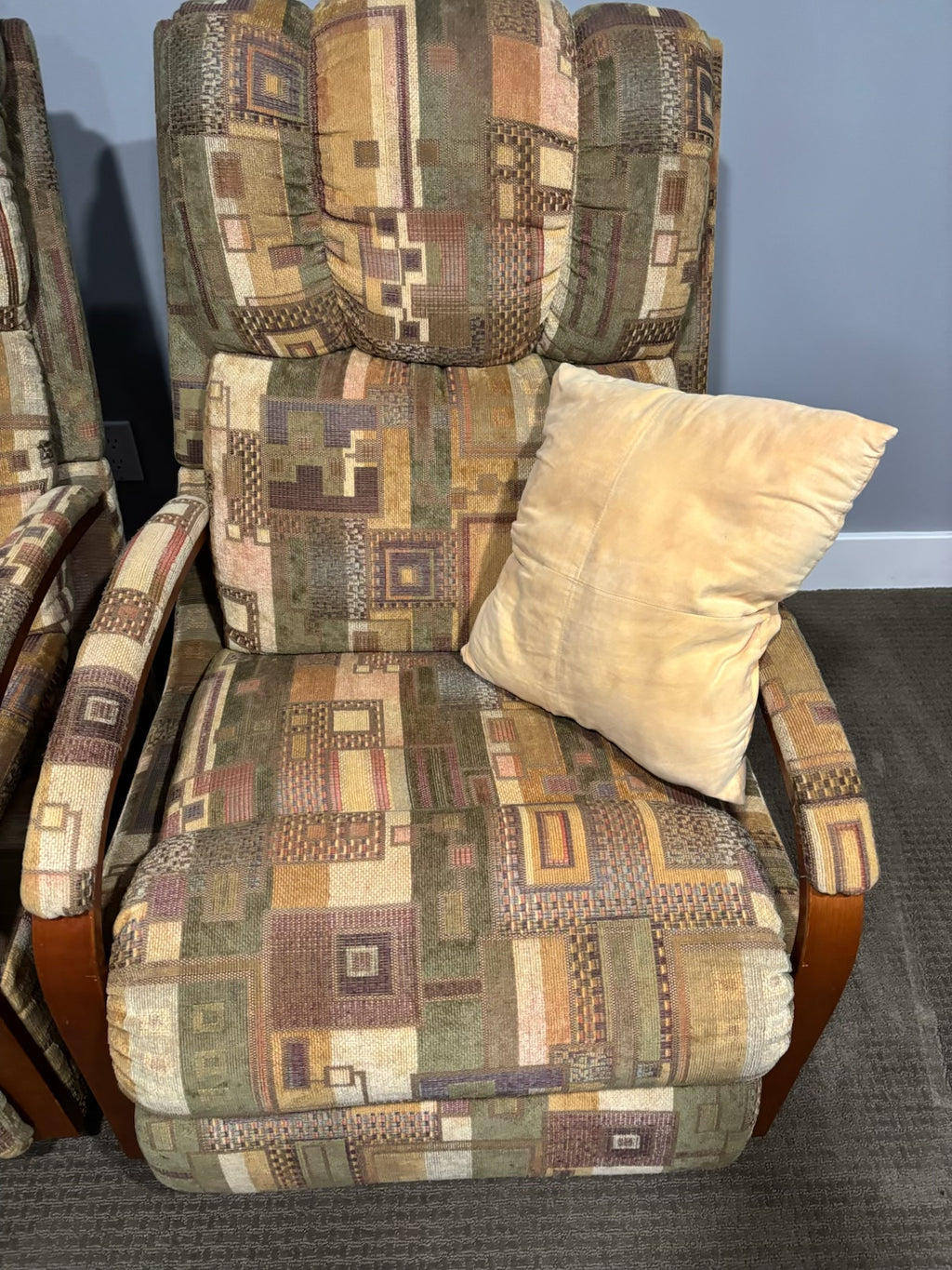 D211 Set of 2 vintage La-z-y Boy fabric recliners