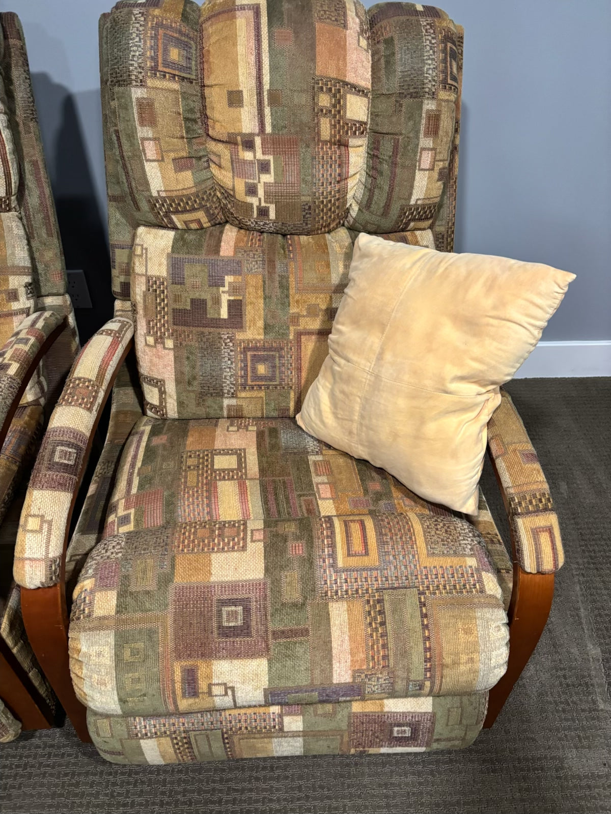 D211 Set of 2 vintage La-z-y Boy fabric recliners