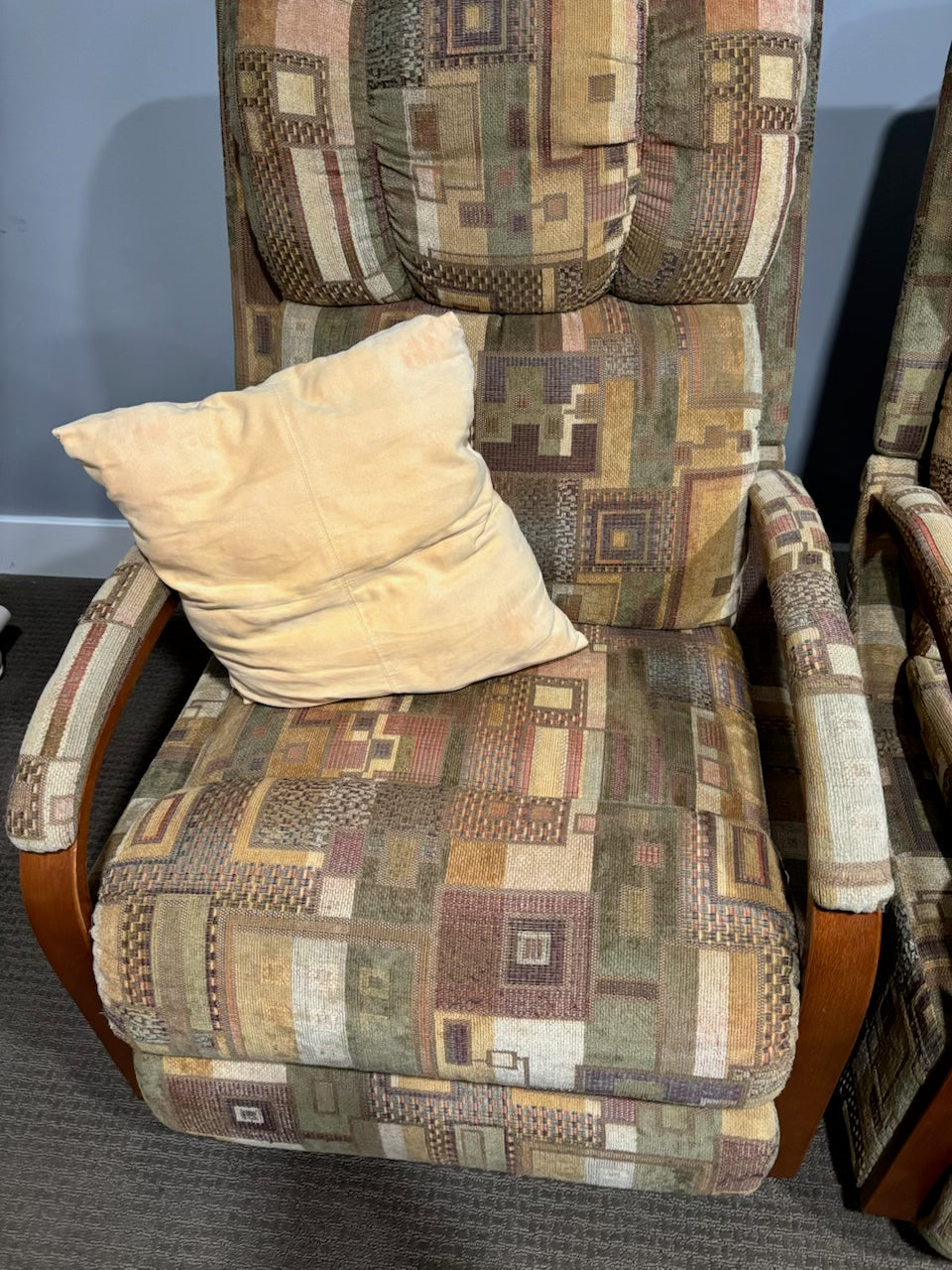 D211 Set of 2 vintage La-z-y Boy fabric recliners